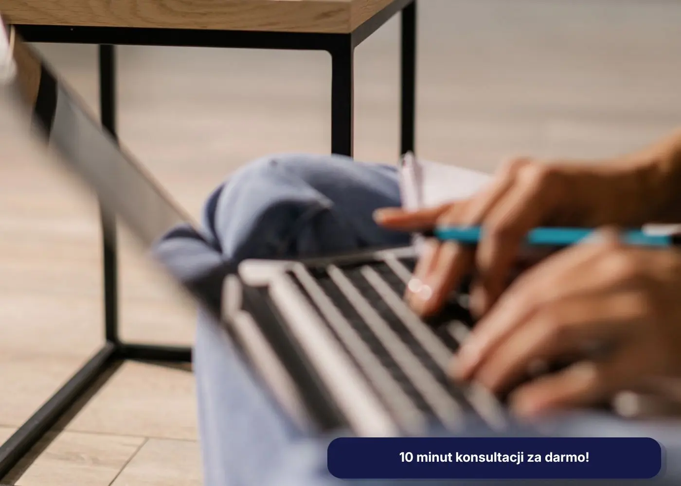 Uczeń podczas nauki online przy komputerze